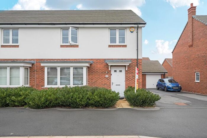4 Bedroom Semi-detached House For Sale In Athens Avenue, Aylesbury, HP21