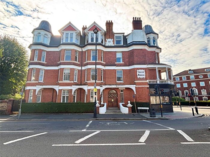 3 Bedroom Flat For Sale In Queens Avenue, London, N10