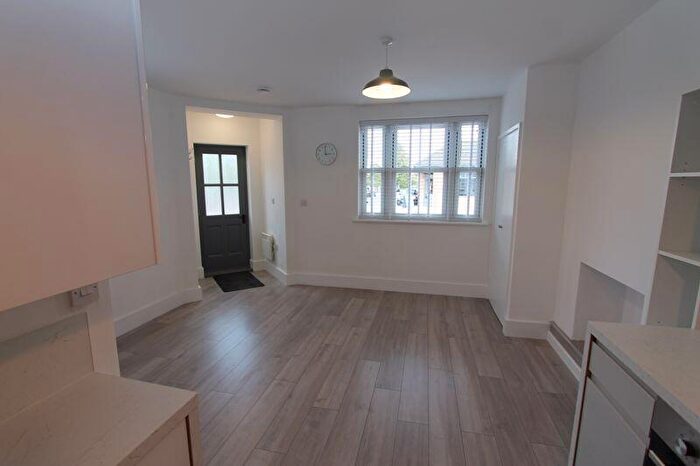 1 Bedroom Flat To Rent In Fern Road, Farncombe, GU7