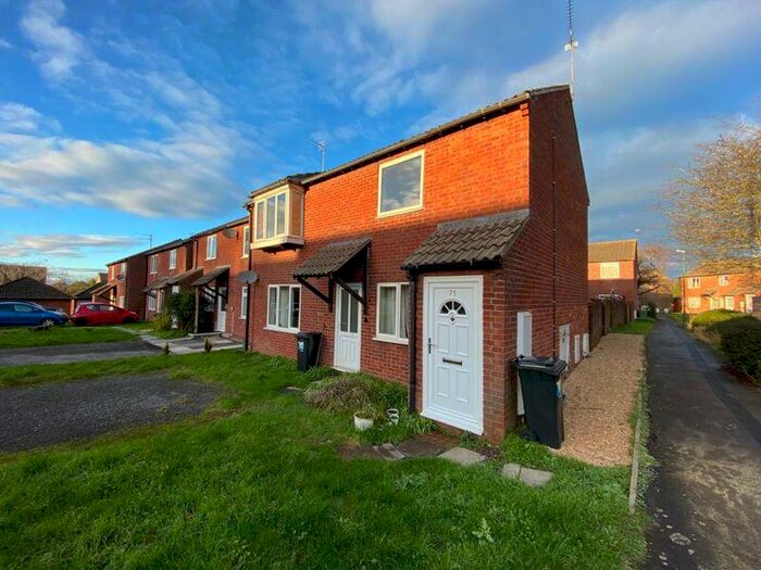 2 Bedroom Flat To Rent In Elizabeth Crescent, Bristol, BS34