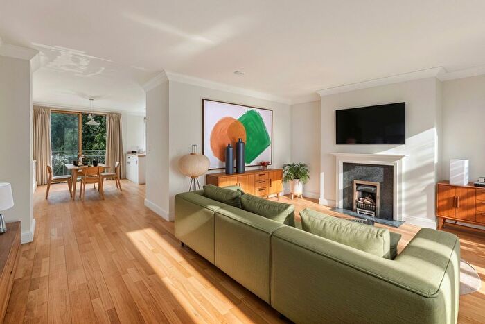 4 Bedroom End Of Terrace House For Sale In Dukes Head Yard, Highgate, London, N6
