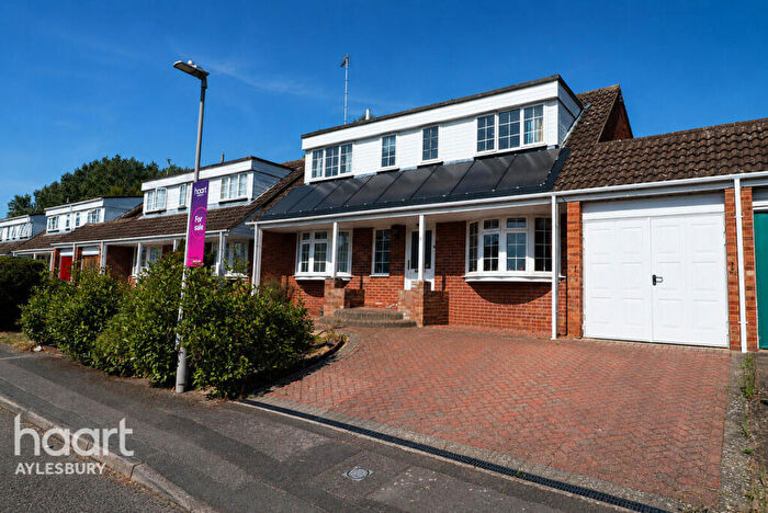 4 Bedroom Detached House For Sale In Monet Place, Aylesbury, HP19