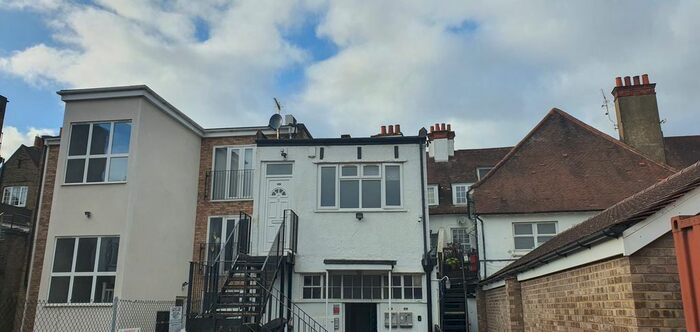 2 Bedroom Flat To Rent In Packhorse Road, Gerrards Cross SL9