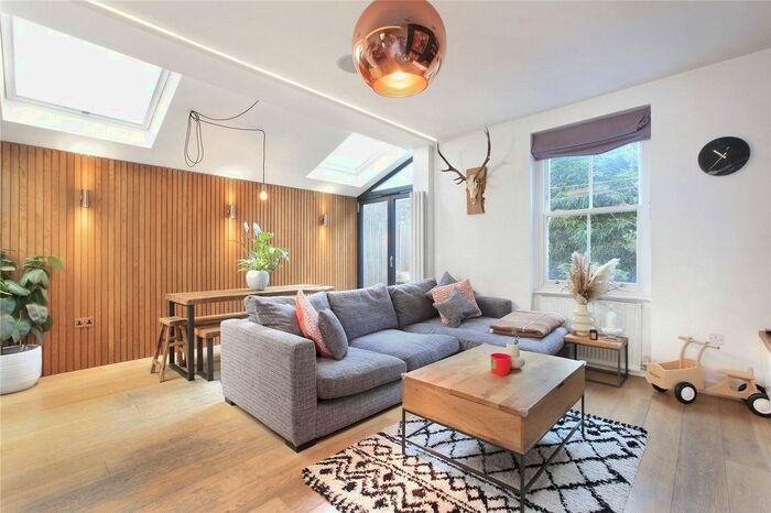 2 Bedroom Flat To Rent In Venn Street, Clapham, London, SW4