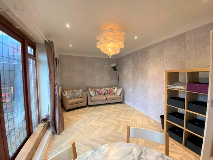 2 Bedroom Flat To Rent In Mayford Close, Wandsworth Common SW12