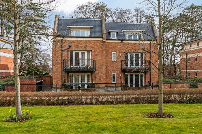 2 Bedroom Flat For Sale In Fraser Gardens, Winchester, SO22