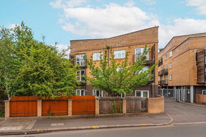 1 Bedroom Flat To Rent In Hanworth Road, Hounslow, TW3