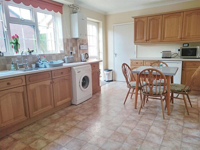 4 Bedroom Detached House For Sale In Cedar Wood Close, Fair Oak, Eastleigh, SO50
