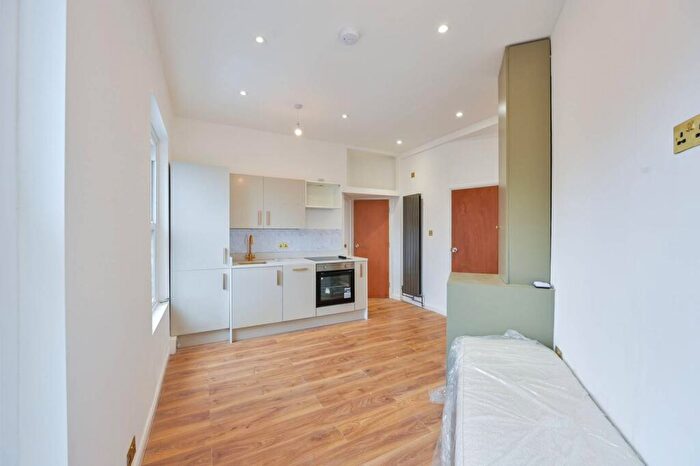 2 Bedroom Flat For Sale In Melbourne Grove, Southwark, London, SE22