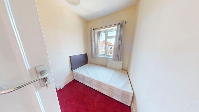 1 Bedroom Semi Detached House To Rent In Manor Way, Mitcham, CR4