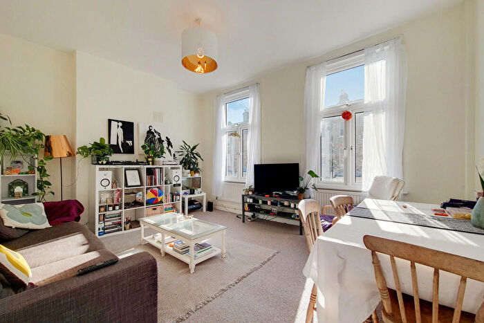 3 Bedroom Flat To Rent In Charteris Road, N4