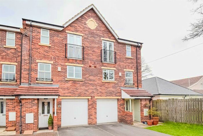 4 Bedroom Semi-Detached House To Rent In Bracken Hill View, Horbury, WF4