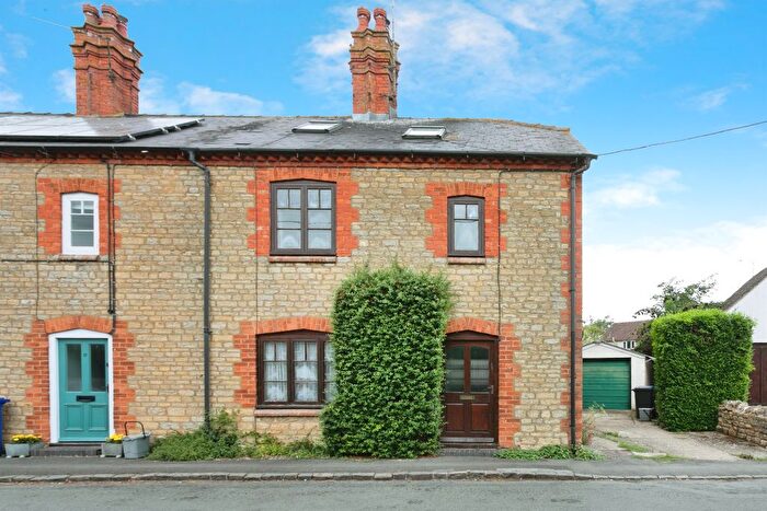 4 Bedroom End Of Terrace House For Sale In Deanshanger Road, Wicken, Milton Keynes, MK19