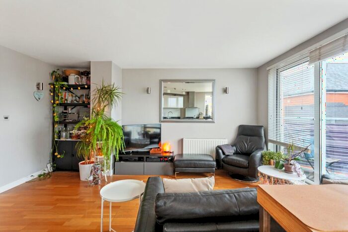 2 Bedroom Flat To Rent In Enfield Road, Islington, N1