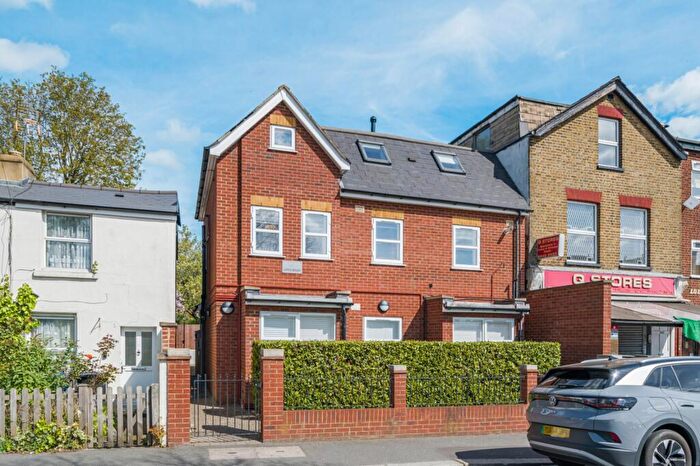 2 Bedroom Flat To Rent In Lodge Lane, London, N12