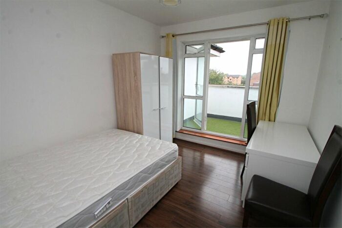 2 Bedroom Flat To Rent In Oak Lane, East Finchley, N2