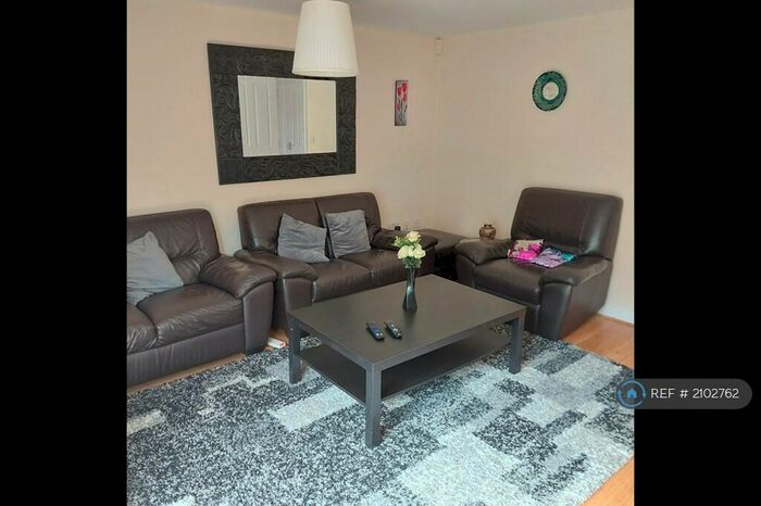 3 Bedroom Semi-Detached House To Rent In Hathersage Close, Nottingham, NG5