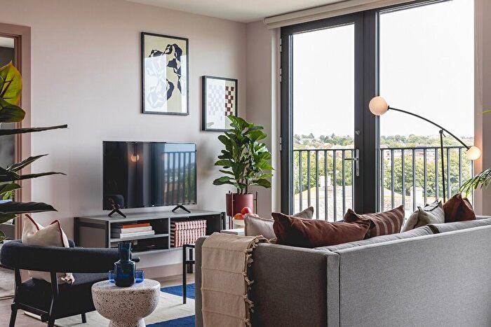 2 Bedroom Apartment To Rent In Apartment, Hove Gardens, BN3