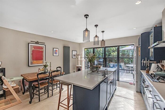 2 Bedroom Flat For Sale In Lower Richmond Road, East Sheen, SW14