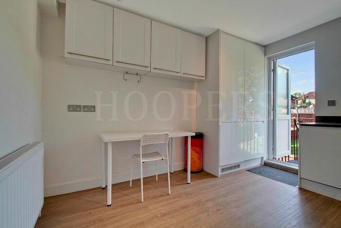 2 Bedroom Flat To Rent In Coles Green Road, London, NW2