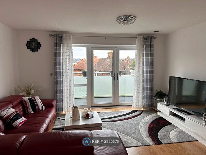 3 Bedroom Flat To Rent In Southend Lane, Catford, SE6