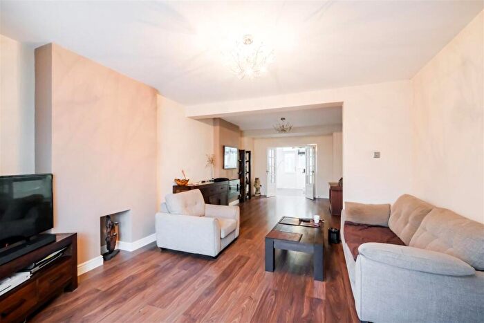 3 Bedroom End Of Terrace House For Sale In Kimberley Road, North Chingford, E4