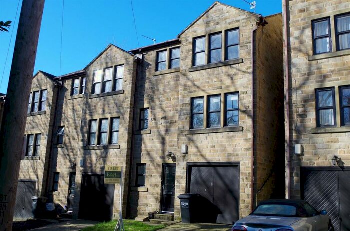 3 Bedroom Town House To Rent In Chapel Lane, Halifax, HX3