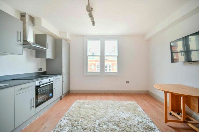 2 Bedroom Flat To Rent In Upper Richmond Road, London, SW15