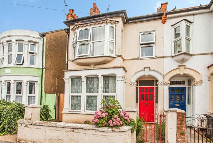 2 Bedroom Flat For Sale In Brightwell Avenue, Westcliff-on-Sea, Essex, SS0
