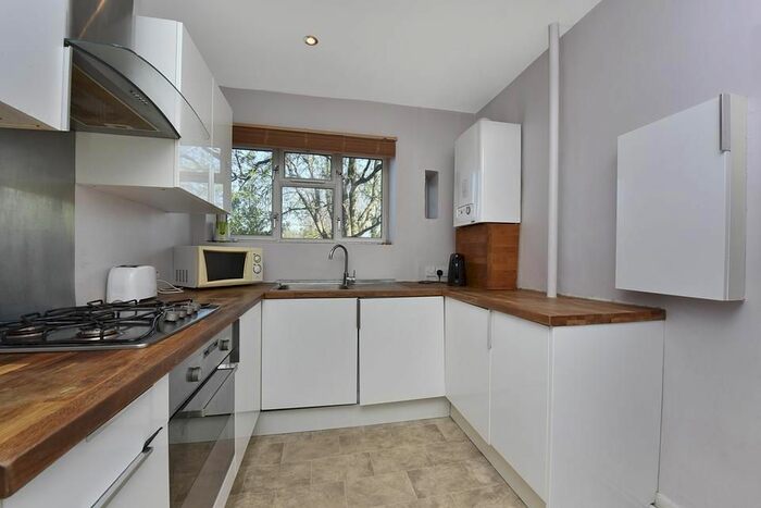 3 Bedroom Flat To Rent In Aubyn Square, London, SW15