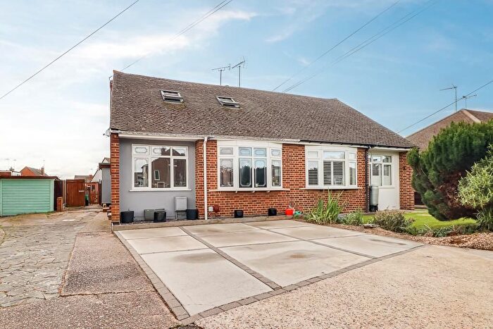 3 Bedroom Chalet For Sale In Mansted Gardens, Rochford, SS4