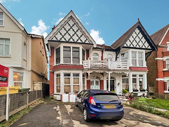 2 Bedroom Flat To Rent In Grosvenor Road, Westcliff On Sea, SS0