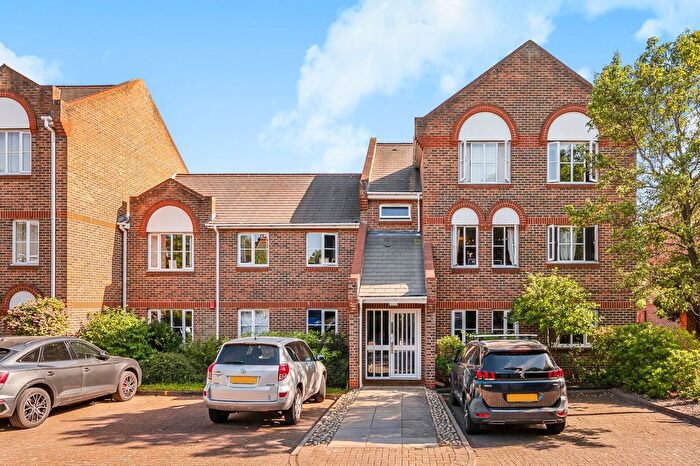 2 Bedroom Flat To Rent In Catherine Drive, Richmond, TW9
