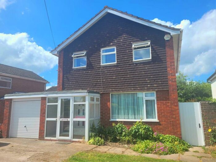 5 Bedroom House To Rent In Camborne Avenue, HP21