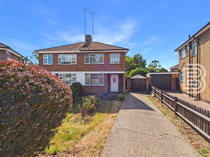 3 Bedroom Semi-Detached House For Sale In Oakfield Road, Rugby, CV22