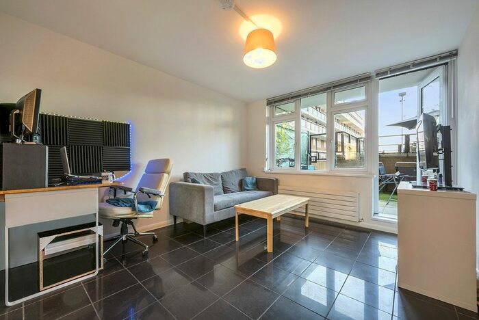 1 Bedroom Flat To Rent In Lockwood Square, Bermondsey, London SE16