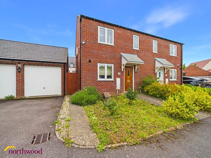 3 Bedroom Semi-Detached House To Rent In Swift Drive, Bodicote, OX15