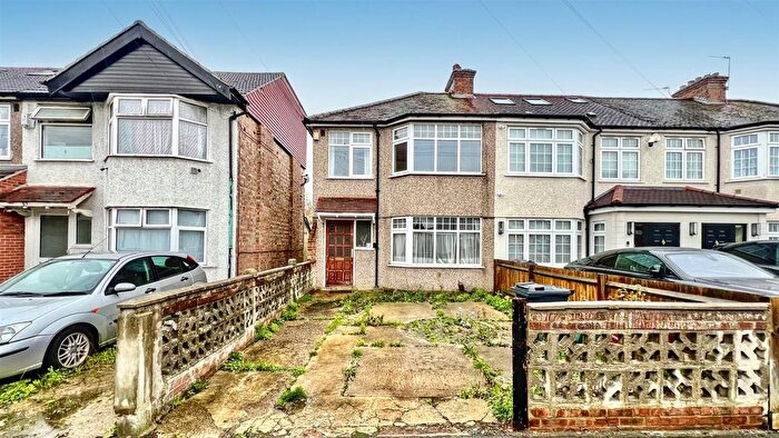3 Bedroom End Of Terrace House For Sale In Clifford Road, Hounslow, TW4