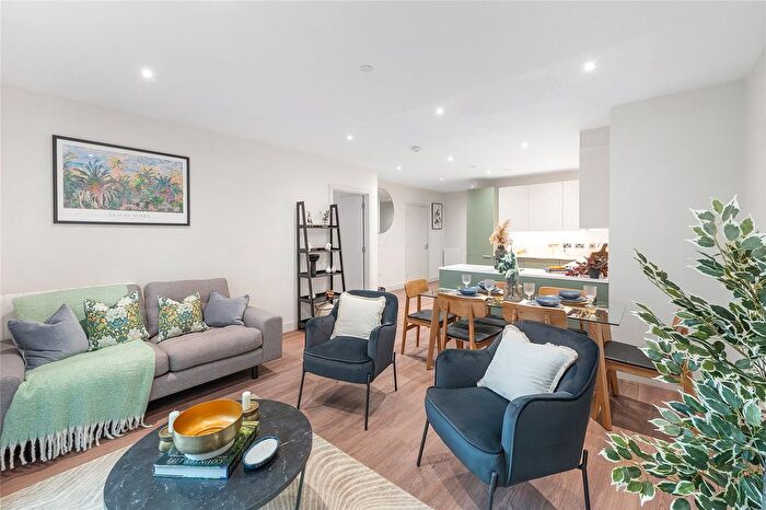 2 Bedroom Flat To Rent In Randalls Way, Leatherhead, Surrey, KT22