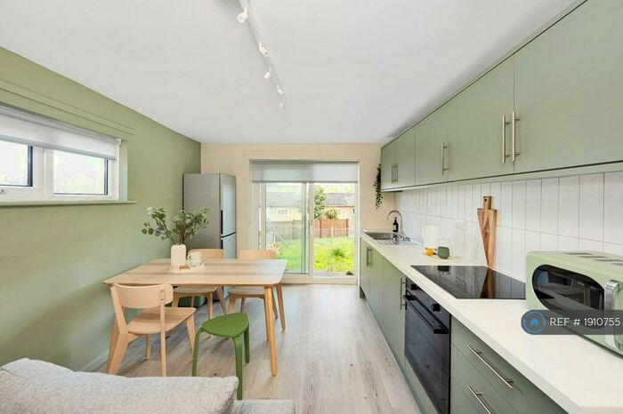 3 Bedroom Flat To Rent In Poplar Close, Bath, BA2