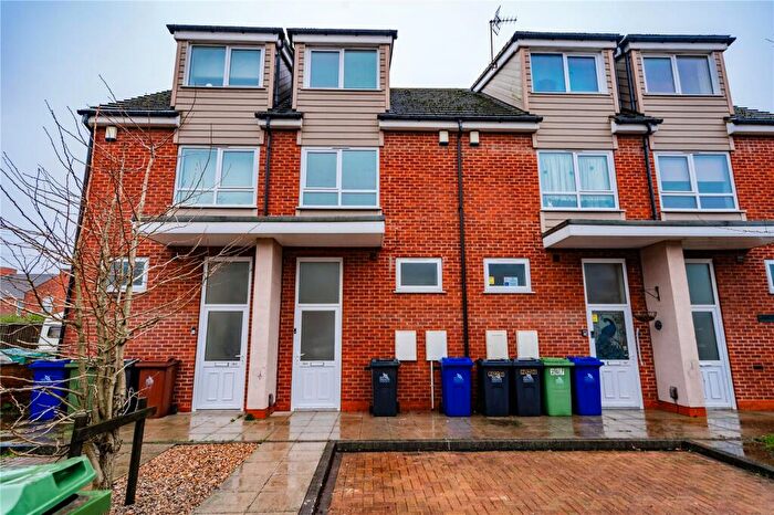 3 Bedroom Terraced House To Rent In Willingham Street, Grimsby, Lincolnshire, DN32