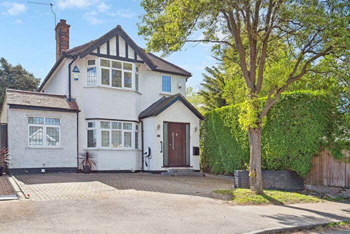 4 Bedroom Detached House For Sale In Brookdene Avenue, Watford, WD19