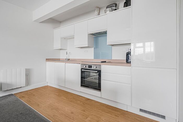 1 Bedroom Maisonette For Sale In Staines Road West, Sunbury-On-Thames, Surrey, TW16