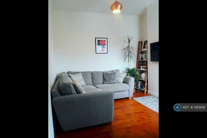 2 Bedroom Flat To Rent In Garnault Road, Enfield, EN1