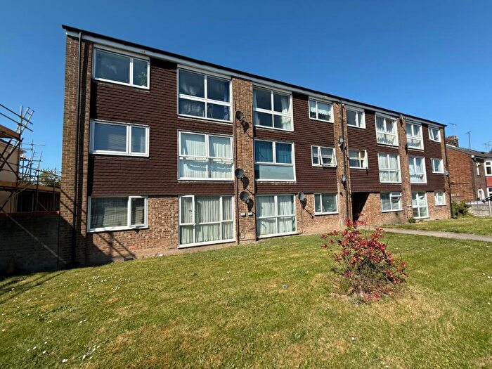 2 Bedroom Apartment For Sale In Fairfield Close, Dunstable, LU5