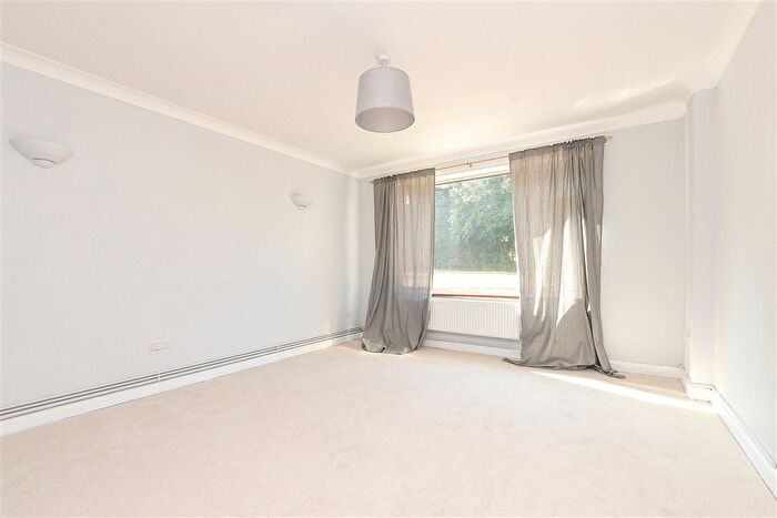 2 Bedroom Flat For Sale In Tupwood Lane, Caterham, Surrey, CR3