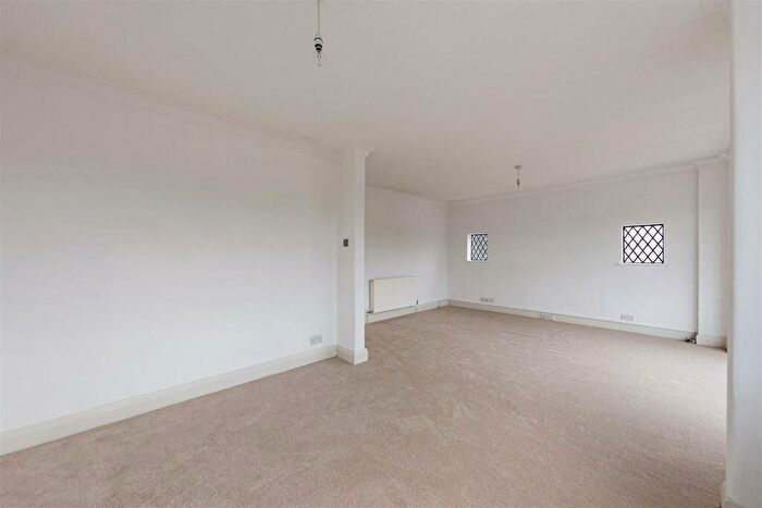 2 Bedroom Flat For Sale In Forest Court, Wanstead, E11