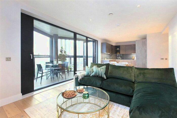 2 Bedroom Flat To Rent In Battersea Park View, Battersea, London, SW8