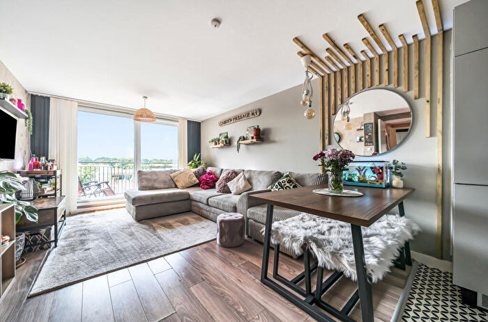 2 Bedroom Flat For Sale In Upper Charles Street, Camberley, Surrey, GU15