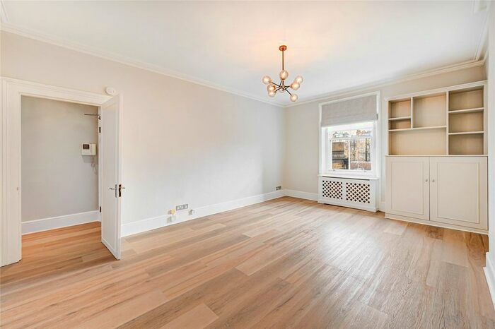 1 Bedroom Flat To Rent In Cadogan Place, Knightsbridge, SW1X